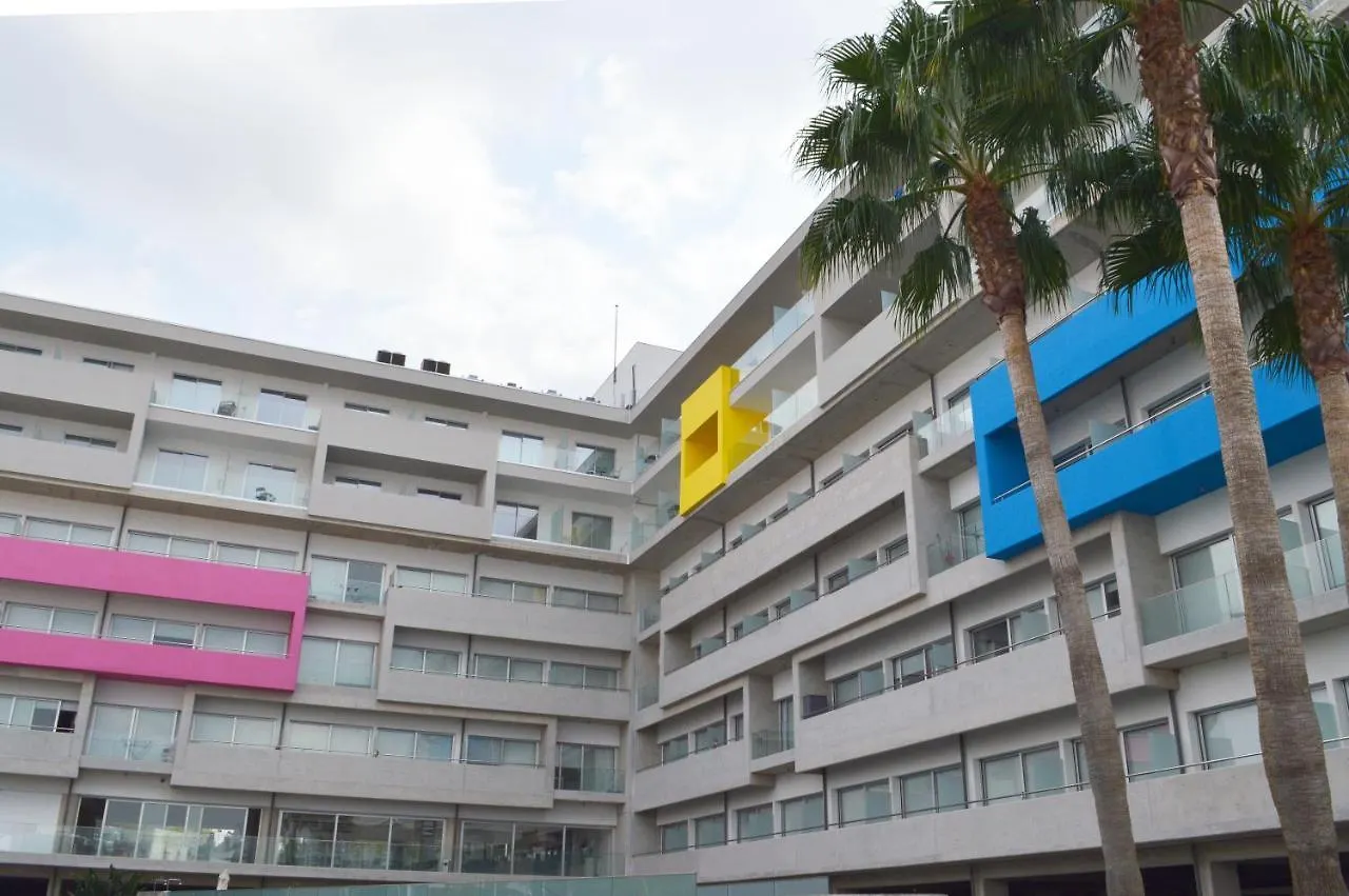 Uc Hall Residence ニコシア