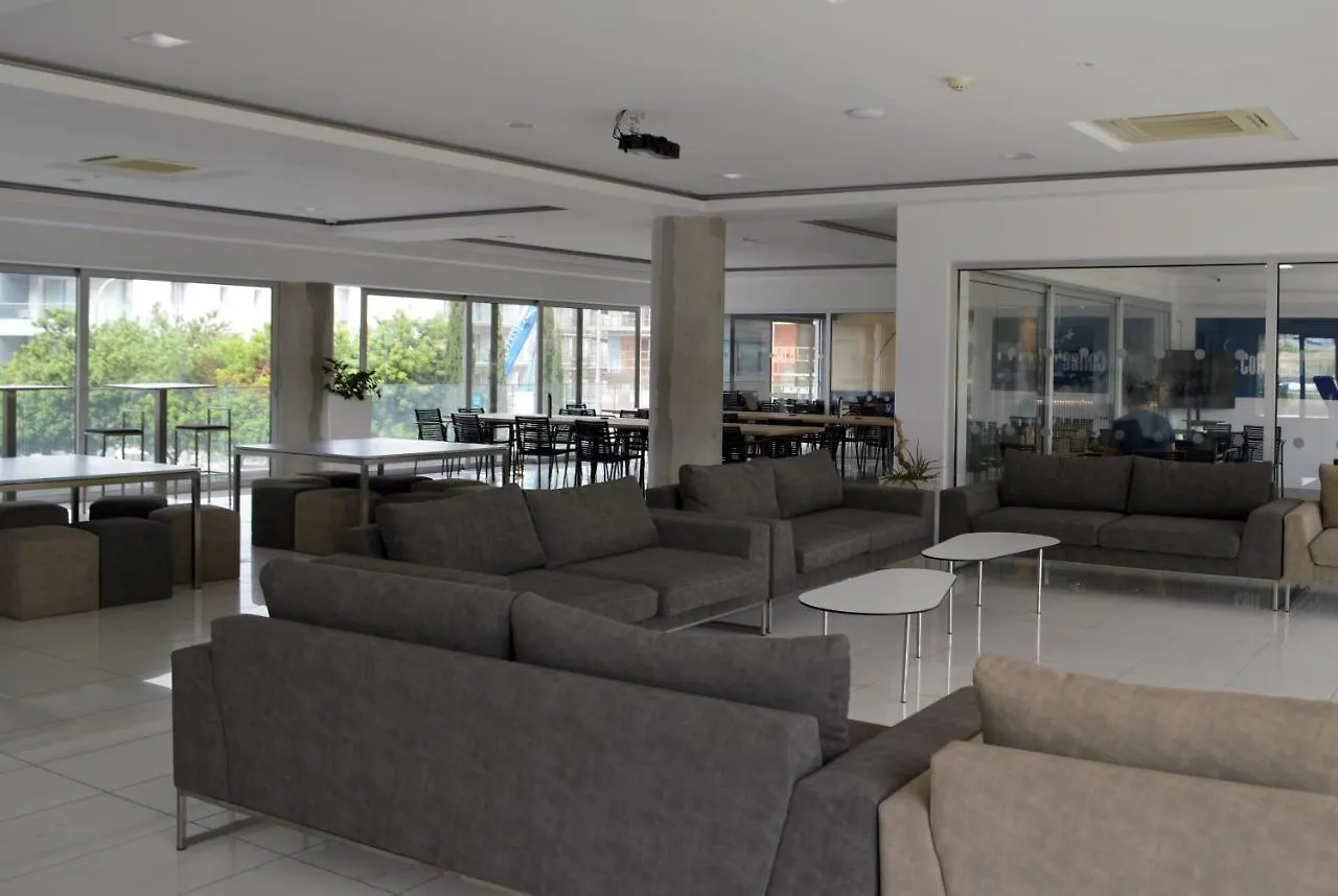Uc Hall Residence ニコシア アパートホテル